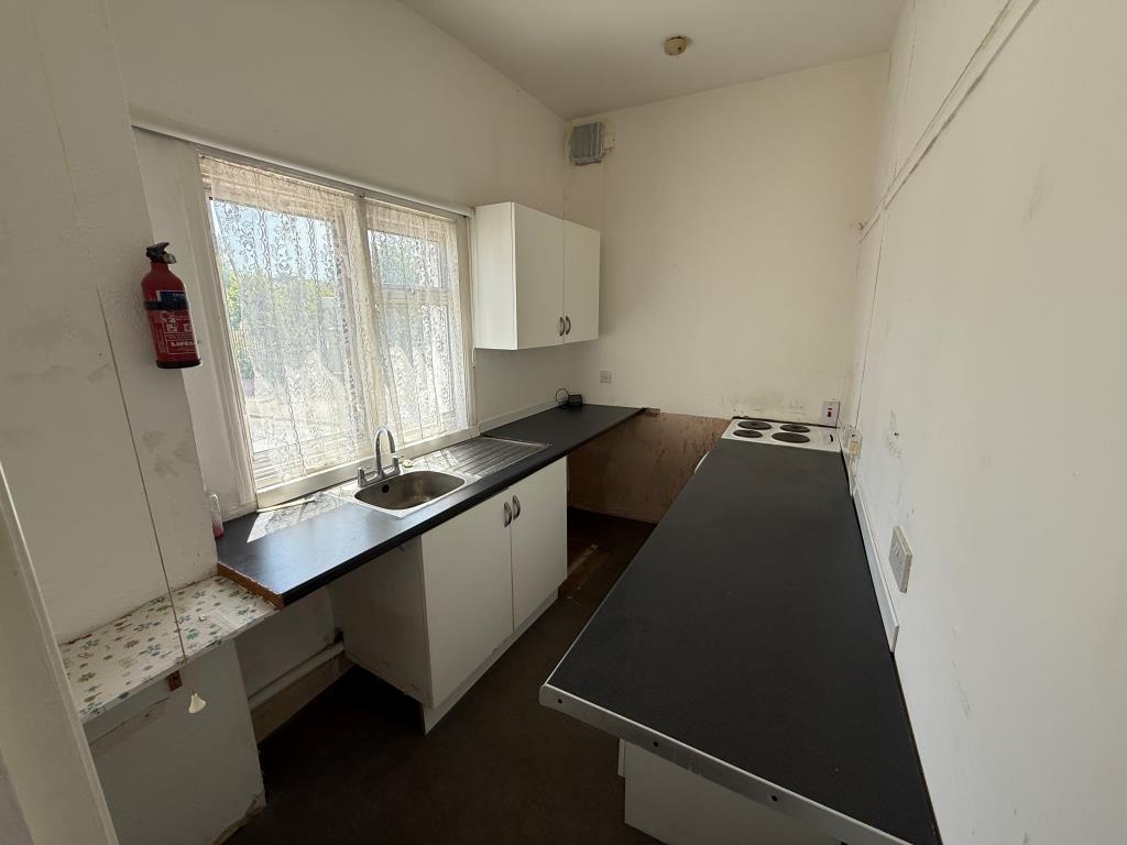 Lot: 140 - FLAT FOR IMPROVEMENT - Kitchen